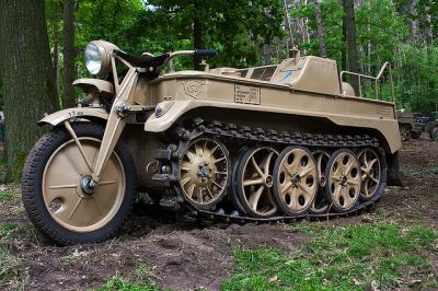 Sd.Kfz.2 Kettenkrad
Polopásový těžký motocykl Německé řady NSU nejspíš nasazen u Afrika Korpsu
Klíčová slova: NSU Sd.Kfz.2 Kettenkrad