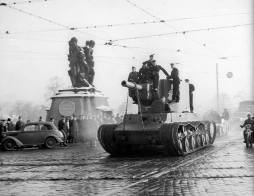 Praha, 12.02.1942, KV-2
Klíčová slova: KV-2