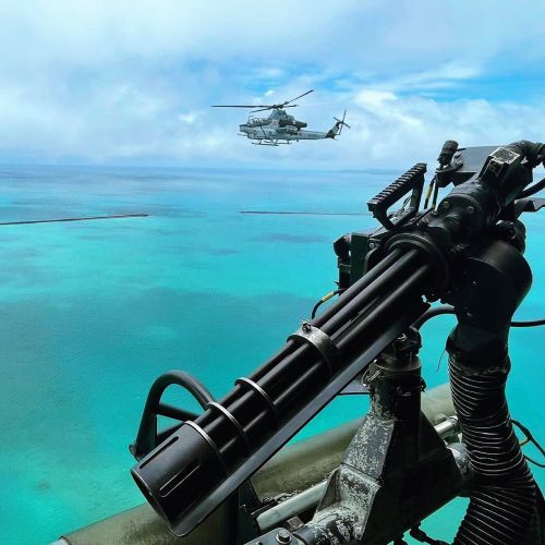 Azurové moře a bitevní vrtulník
