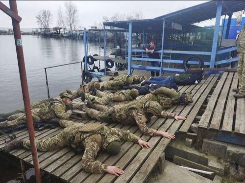 Ruští vojáci převlečení do ukrajinských uniforem
